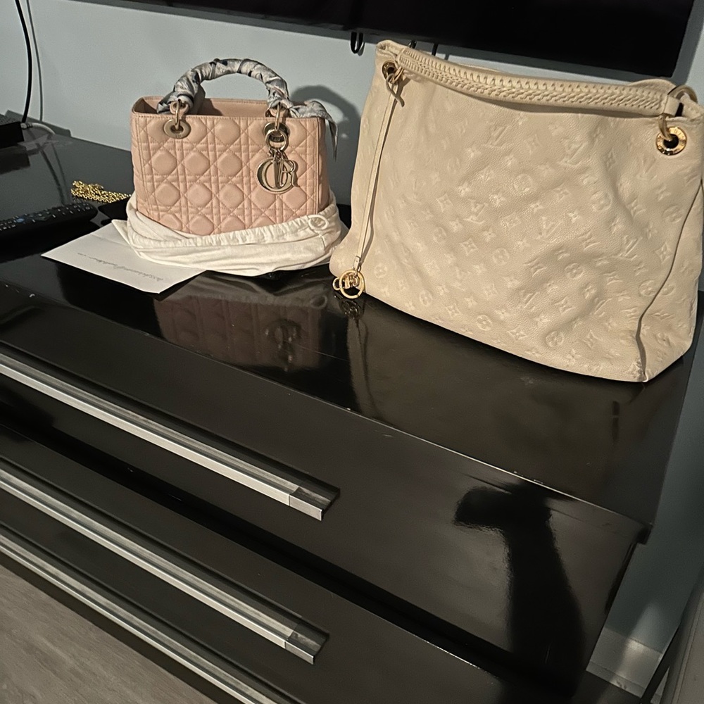 Authentic Louis Vuitton artsy mm totes